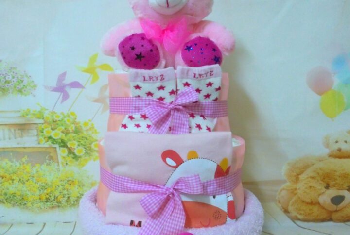 Ροζ αρκουδίτσα 3όροφη μωρότουρτα diaper cake