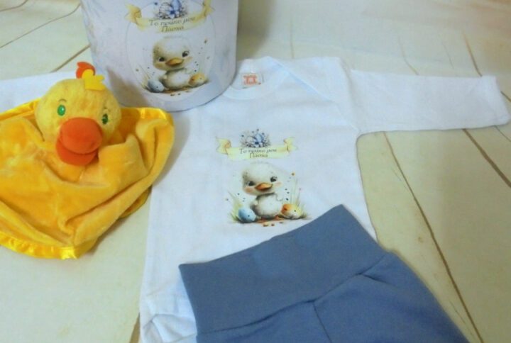 Σετ δώρου καπελιέρα το πρώτο μου Πάσχα για αγοράκι με φορμάκι μωρού και παντελονάκι petrol blue