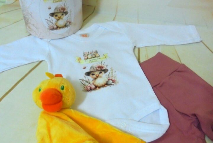 Σετ δώρου καπελιέρα το πρώτο μου Πάσχα για κοριτσάκι με φορμάκι μωρού και κολάν cherry pink