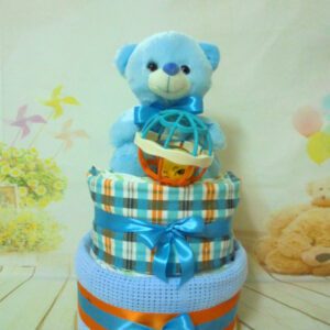 Cute baby blue μωρότουρτα 2όροφη για αγοράκι με λούτρινο αρκουδάκι και κουδουνίστρα