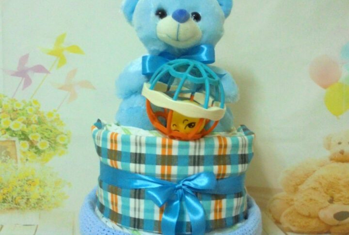 Cute baby blue μωρότουρτα 2όροφη για αγοράκι με λούτρινο αρκουδάκι και κουδουνίστρα