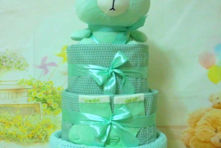 Mint Bear 3όροφη μωρότουρτα με λούτρινο αρκουδάκι σε αποχρώσεις μέντας